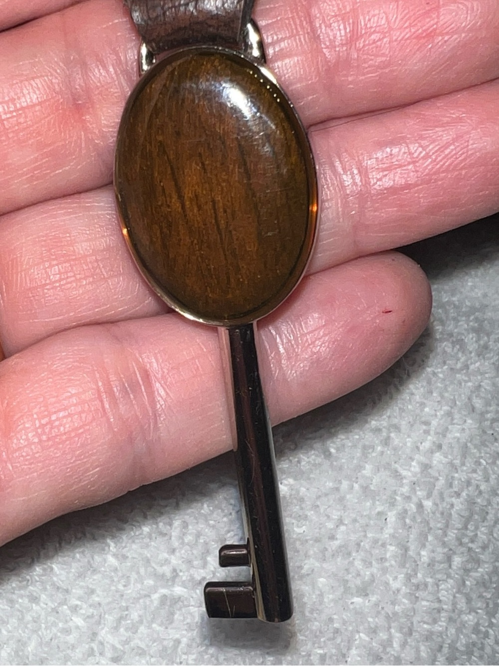 Fossil key fob brown leather strap silver-tone metal key wood-grain pattern